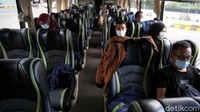 Kursi bus menerapkan protokol kesehatan.
