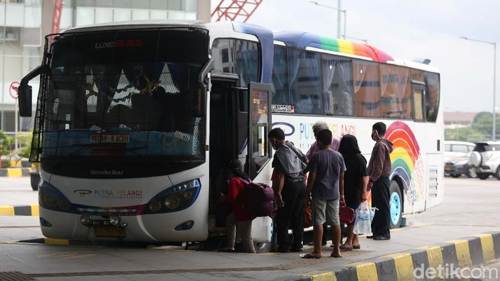 Jelang Natal dan Tahun Baru, warga mulai mudik ke kampung halaman. Meski libur panjang dibatalkan, pemudik tetap terlihat di Terminal Pulogebang, Jakarta.