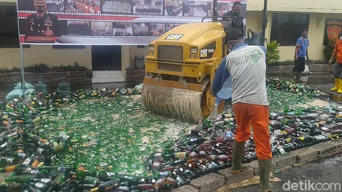 Pemusnahan ribuan botol miras di Cianjur.