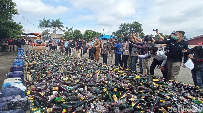 Pemusnahan ribuan botol miras di Mapolda Jabar