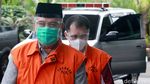 Penampakan Bupati Nonaktif Banggai Laut Saat Akan Diperiksa KPK