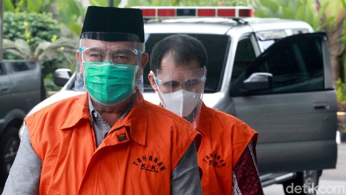 Bupati nonaktif Banggai Laut Wenny Bukamo diperiksa KPK. Ia diperiksa terkait dugaan suap pengadaan barang dan jasa di lingkungan Pemkab Banggai Laut TA 2020.