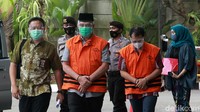 Sebelumnya, Wenny Bukamo ditetapkan sebagai tersangka bersama lima orang rekannya setelah terperangkap pada operasi tangkap tangan (OTT) kasus suap oleh KPK. 