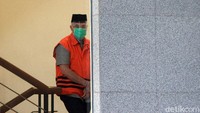 KPK pun diketahui telah menggeledah sejumlah tempat terkait dugaan tindak pidana korupsi yang melibatkan Bupati Banggai Laut Wenny Bukamo. Penggeledahan juga dilakukan di rumah dan kantor dinas Wenny Bukamo.  Dari penggeledahan dua lokasi itu, KPK mengamankan total uang lebih dari Rp 400 juta.