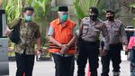 Penampakan Bupati Nonaktif Banggai Laut Saat Akan Diperiksa KPK