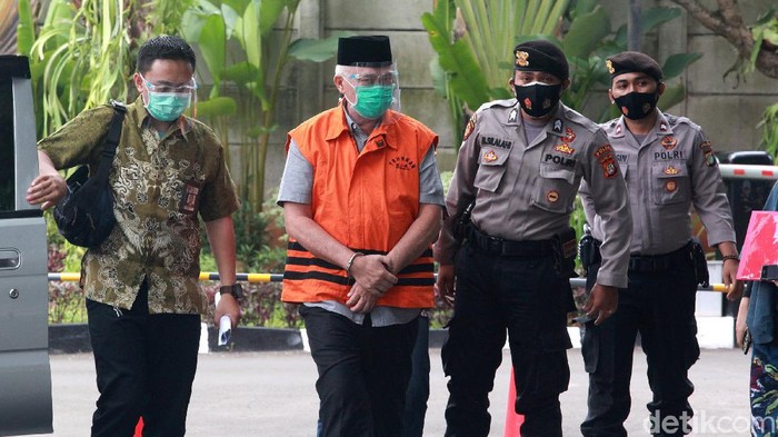 Penampakan Bupati Nonaktif Banggai Laut Saat Akan Diperiksa KPK Bupati nonaktif Banggai Laut Wenny Bukamo diperiksa KPK. Ia diperiksa terkait dugaan suap pengadaan barang dan jasa di lingkungan Pemkab Banggai Laut TA 2020.