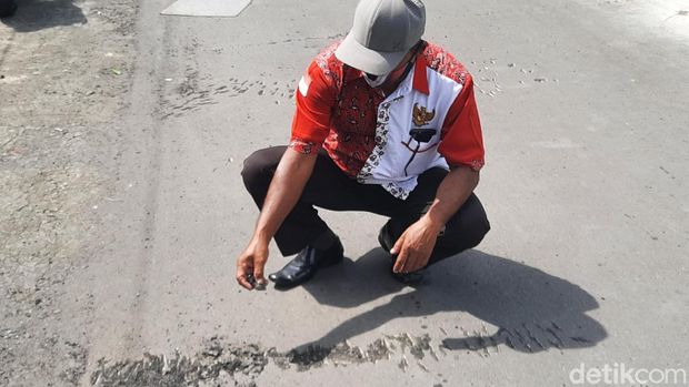 Penampakan jalan Padukuhan Krapyak IX, Kalurahan Margoagung, Seyegan, Sleman dirusak massa pendukung calon lurah yang kalah. Jalan yang dirusak ternyata sumbangan dari calon lurah yang kalah tersebut.