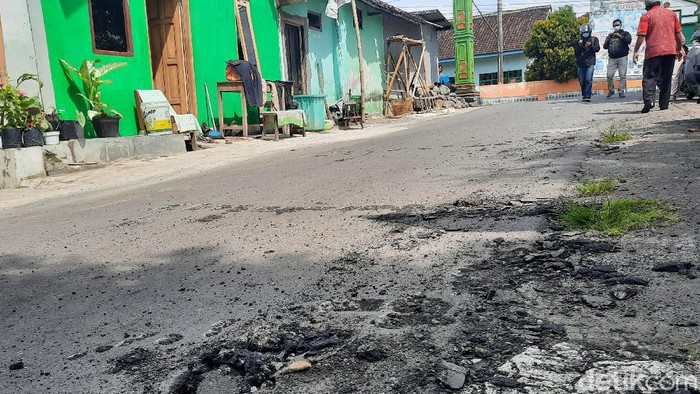 Penampakan jalan Padukuhan Krapyak IX, Kalurahan Margoagung, Seyegan, Sleman dirusak massa pendukung calon lurah yang kalah. Jalan yang dirusak ternyata sumbangan dari calon lurah yang kalah tersebut.