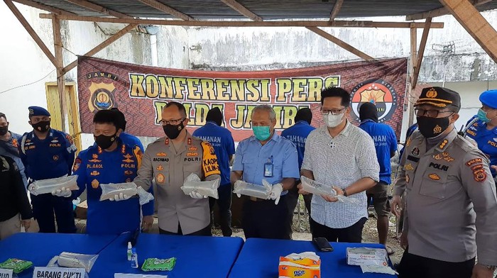 Penampungan benih lobster digerebek di Jambi. Benih lobster senilai Rp 13,1 M.