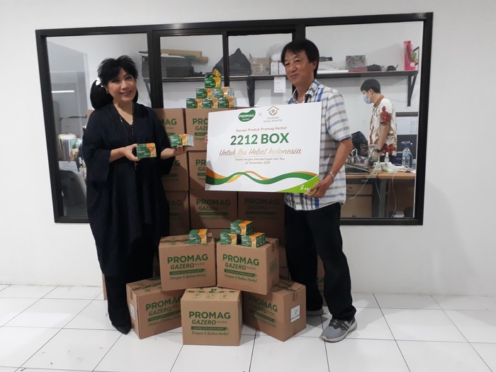 Penyerahan produk donasi kepada Anne Avantie oleh Regional Business Manager Kalbe Consumer Health, Engkel Said Marcos