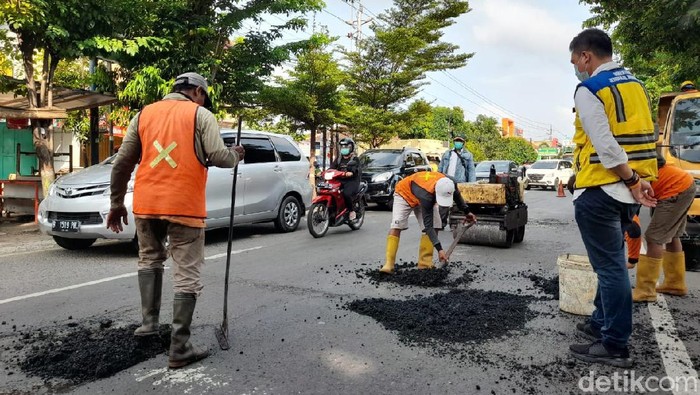 Perbaikan jalan di jalur Pantura, Jawa Tengah, Selasa (22/12/2020).