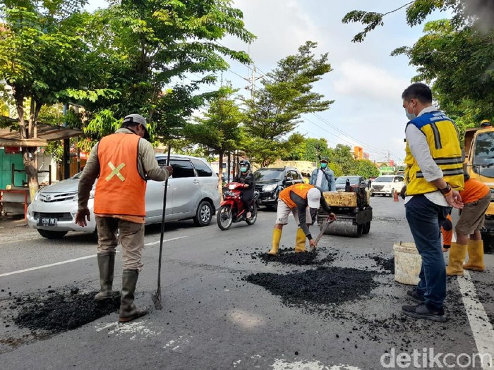 Perbaikan jalan di jalur Pantura, Jawa Tengah, Selasa (22/12/2020).