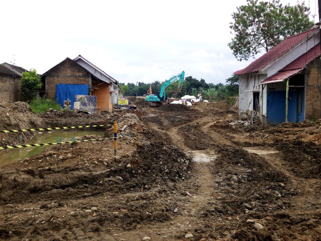 Perbaikan tanggul sungai yang jebol di Medan (Datuk Haris Molana-detikcom)