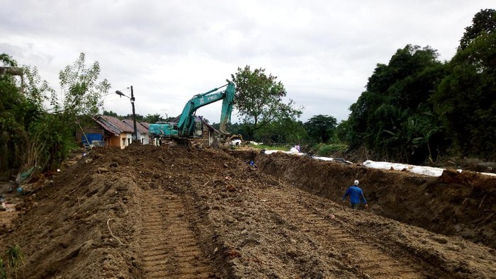 Perbaikan tanggul sungai yang jebol di Medan (Datuk Haris Molana-detikcom)