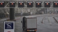 Akibat penutupan perbatasan, beberapa kota di Inggris terancan kehabisan suplai pangan. Sebabnya, banyak kebutuhan pangan didatangkan dari Prancis menggunakan truk-truk tersebut (Getty Images/Dan Kitwood)