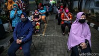 Warga antre dengan menjaga jarak.