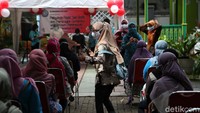 Satu persatu warga yang terdaftar dipanggil.