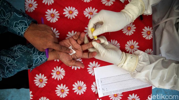 Peringati Hari Ibu, Emak-emak Ini Dapat Layanan Rapid Test Gratis Rapid test gratis diberikan untuk para ibu dalam rangka memperingati Hari Ibu. Tes digelar di Kantor Kelurahan Rawa Badak Selatan, Jakarta Utara.