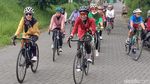 Peringati Hari Ibu, Emak-emak Ini Gowes Berkebaya