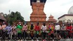 Peringati Hari Ibu, Emak-emak Ini Gowes Berkebaya