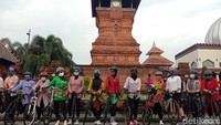 Belasan ibu-ibu ini tampak mengenakan kebaya.