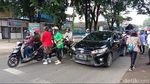 Peringati Hari Ibu, Emak-emak Ini Gowes Berkebaya