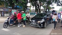 Tidak sampai di situ, belasan ibu – ibu yang tergabung dalam Womens Cycling Community (WCC) Kudus menuju perempatan Jalan Raya Panjang. Di sana mereka berhenti dan membagikan masker kepada pengguna jalan.