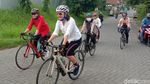 Peringati Hari Ibu, Emak-emak Ini Gowes Berkebaya