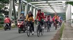 Peringati Hari Ibu, Emak-emak Ini Gowes Berkebaya