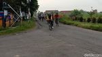 Peringati Hari Ibu, Emak-emak Ini Gowes Berkebaya