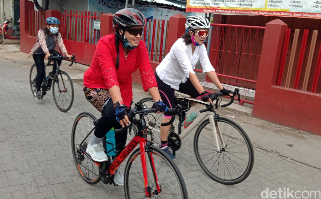 Peringati Hari Ibu, Emak-emak Ini Gowes Berkebaya Belasan ibu–ibu bersepeda keliling Kota Kudus dalam rangka Hari Ibu. Uniknya mereka saat bersepeda menggunakan kebaya.