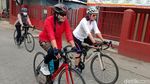 Peringati Hari Ibu, Emak-emak Ini Gowes Berkebaya