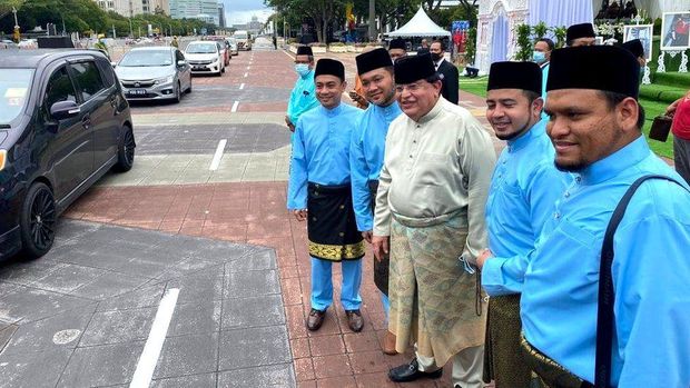 pernikahan drive-thru Pengantin sambut puluhan tamu undangan drive-thru