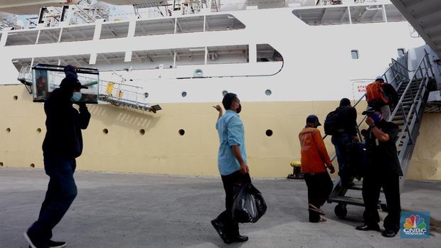 Petugas kesehatan pelabuhan Tanjung Priok mengecek surat kesehatan dari penumpang kapal Doro Londa tujuan Indonesia Timur ke Jakarta, Selasa (22/12/2020). Pengecekan surat kesehatan ini untuk mengantisipasi penyebaran virus COVID-19. (CNBC Indonesia/Tri Susilo)  

PT Pelayaran Nasional Indonesia PT PELNI (Persero) masih memberlakukan penggunaan hasil tes rapid antibodi bagi calon penumpang kapal PELNI. Manajemen PELNI terus berkoordinasi dengan Tim Gugus COVID-19 dan konsisten memastikan protokol kesehatan dilaksanakan secara ketat.  (CNBC Indonesia/ Tri Susilo)