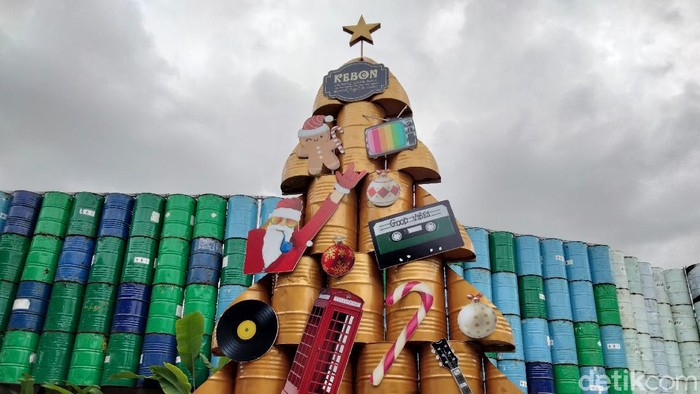 Pohon natal setinggi 7 meter dari bahan drum bekas di kafe Bali.