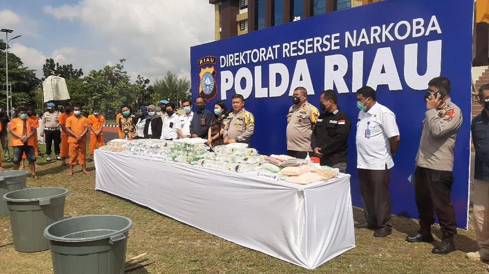 Polda Riau Musnahkan 111 Kg Sabu dan 34 Ribu Ekstasi.