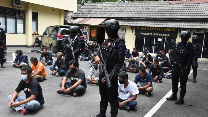 Polisi amankan massa penggeruduk BPR Adipura, Solo, Selasa (22/12/2020).