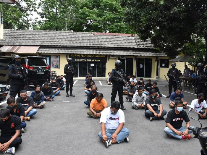 Polisi amankan massa penggeruduk BPR Adipura, Solo, Selasa (22/12/2020).