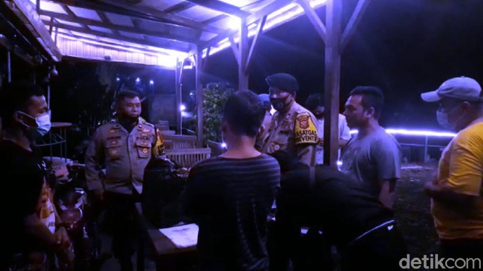 Polisi di Sukabumi melakukan razia dan menyebar imbauan soal larangan perayaan tahun baru.