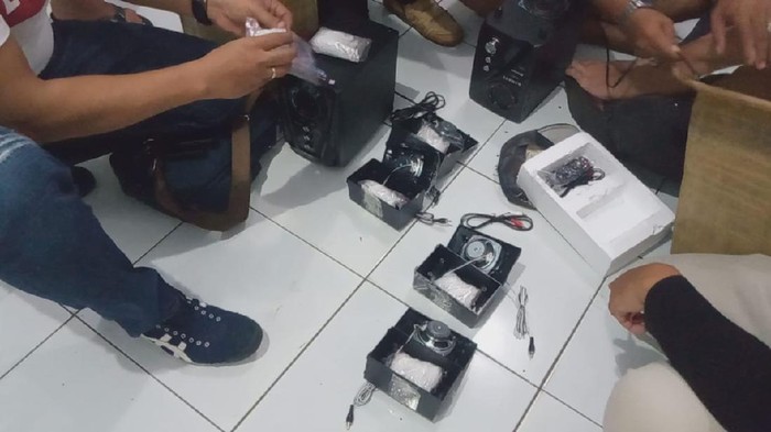 Polisi ungkap pengiriman 1,5 kg sabu di Mataram, NTB.