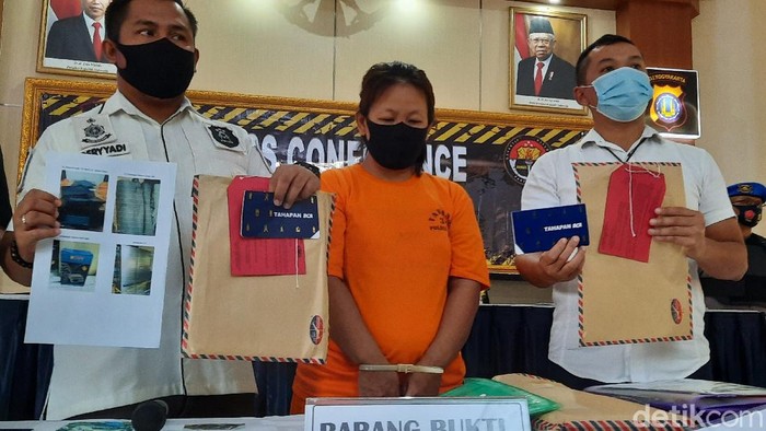 Polres Sleman merilis pelaku penggelapan uang perusahaan sebesar Rp 8,6 miliar, Selasa (22/12/2020).