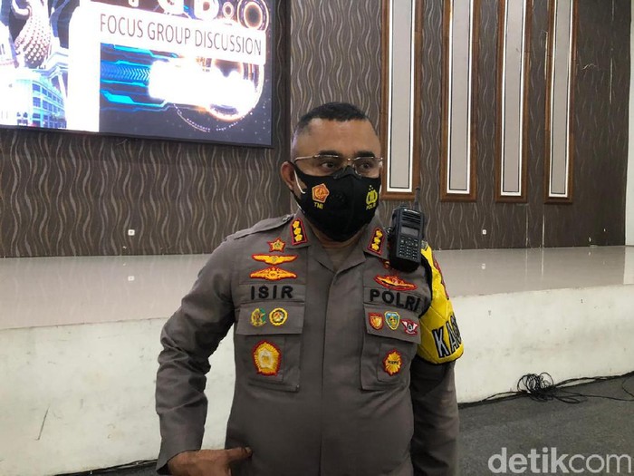 Presiden Jokowi siap menjadi orang pertama di Indonesia yang disuntik vaksin COVID-19. Kapolrestabes Surabaya Kombes Jhonny Edizon Isir juga siap menjadi orang pertama yang divaksin di Kota Pahlawan.