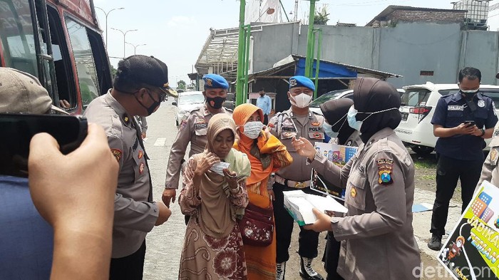 Operasi Lilin Semeru bertepatan dengan perayaan Hari Ibu. Sejumlah Polwan Polres Probolinggo membagikan masker di exit Tol Probolinggo Timur.