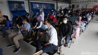 Syarat lainnya, penumpang wajib menunjukkan kartu vaksin minimal vaksinasi COVID-19 dosis pertama. Pius Erlangga  