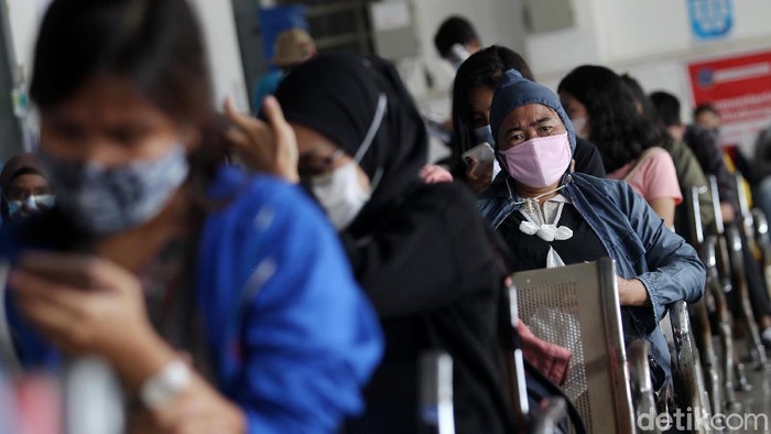 Potret Penumpang Ikuti Rapid Test Antigen di Stasiun Yogyakarta Rapid test antigen menjadi syarat khusus untuk perjalanan kereta api jarak jauh. Di Stasiun Yogyakarta, warga telah mengantre sejak pagi.