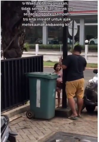 Mulia! Pria Ini Traktir Makan Tiga Bocah Pemulung yang Sibuk Ngorek Sampah