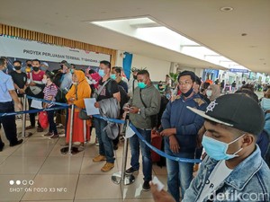 Antrean Rapid Antigen Panjang, Puluhan Calon Penumpang Bandara Juanda Reschedule
