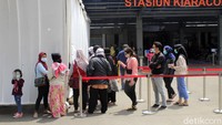 Pantauan detikcom, hingga pukul 11.00 WIB calon penumpang terus berdatangan ke Stasiun Kiaracondong. Sementara nomor antrean telah mencapai nomor urut 320-an.