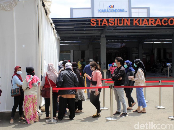 Hari ini penumpang KA jarak jauh harus menyerahkan hasil rapid test antigen. Di Stasiun Kiaracondong, Kota Bandung, penumpang menunggu hingga 3,5 jam.