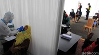 Tidak ada kerumunan yang berarti, pasalnya setelah mendapatkan nomor urut calon penumpang menunggu di tempat lain.